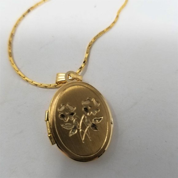 vintage jewelry small golden oval locket necklace poshmark poshmark